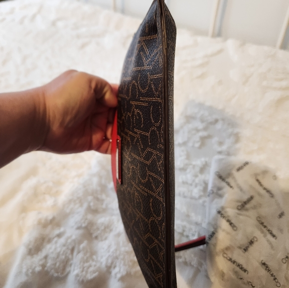 NWT CALVIN KLEIN wristlet.  GREAT COLORS.   10 X 6.5 ORIGINAL PACKING - Picture 7 of 8